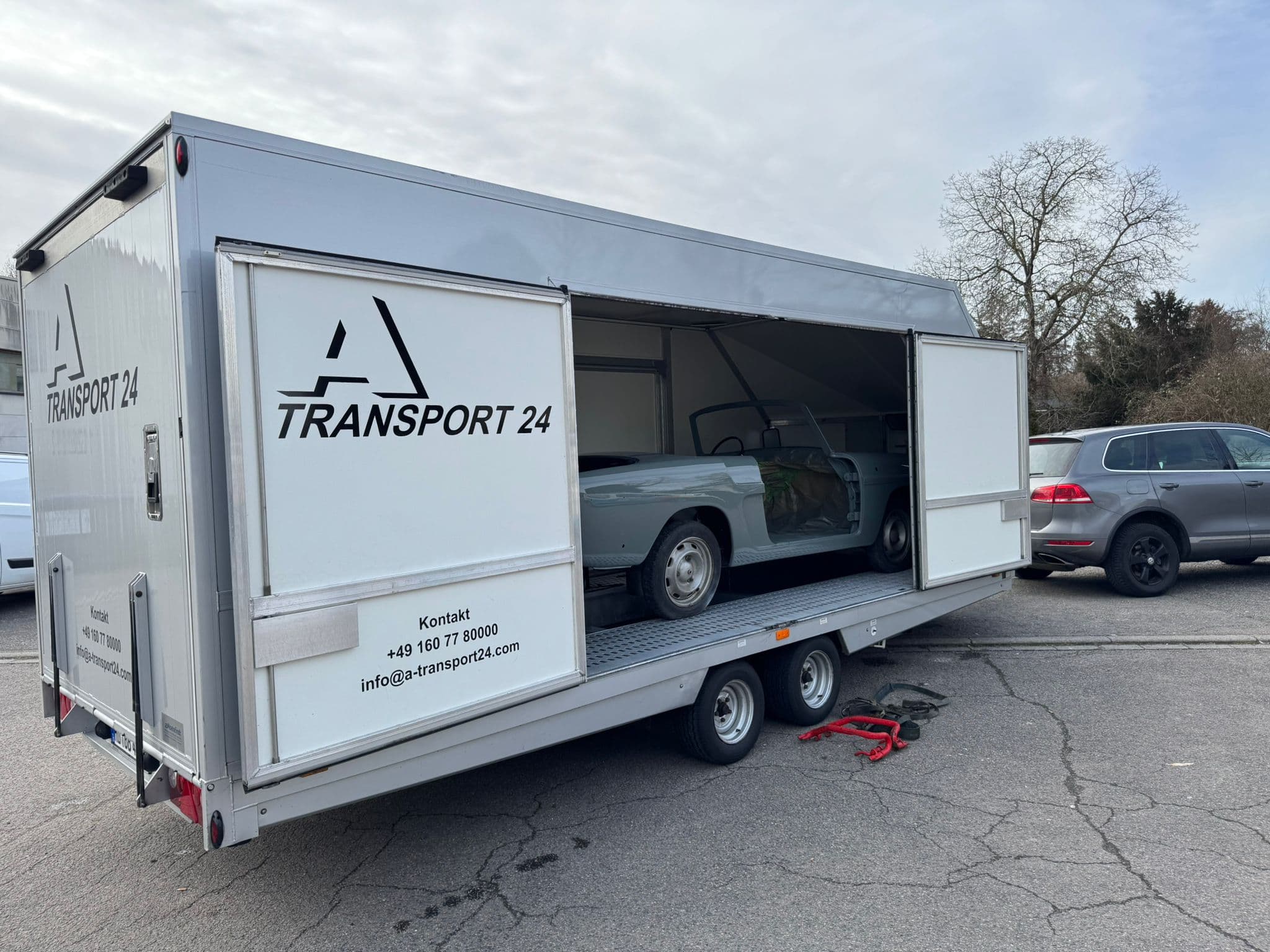Geschlossener Spezialanhänger für Fahrzeugüberführung – Ansicht 1