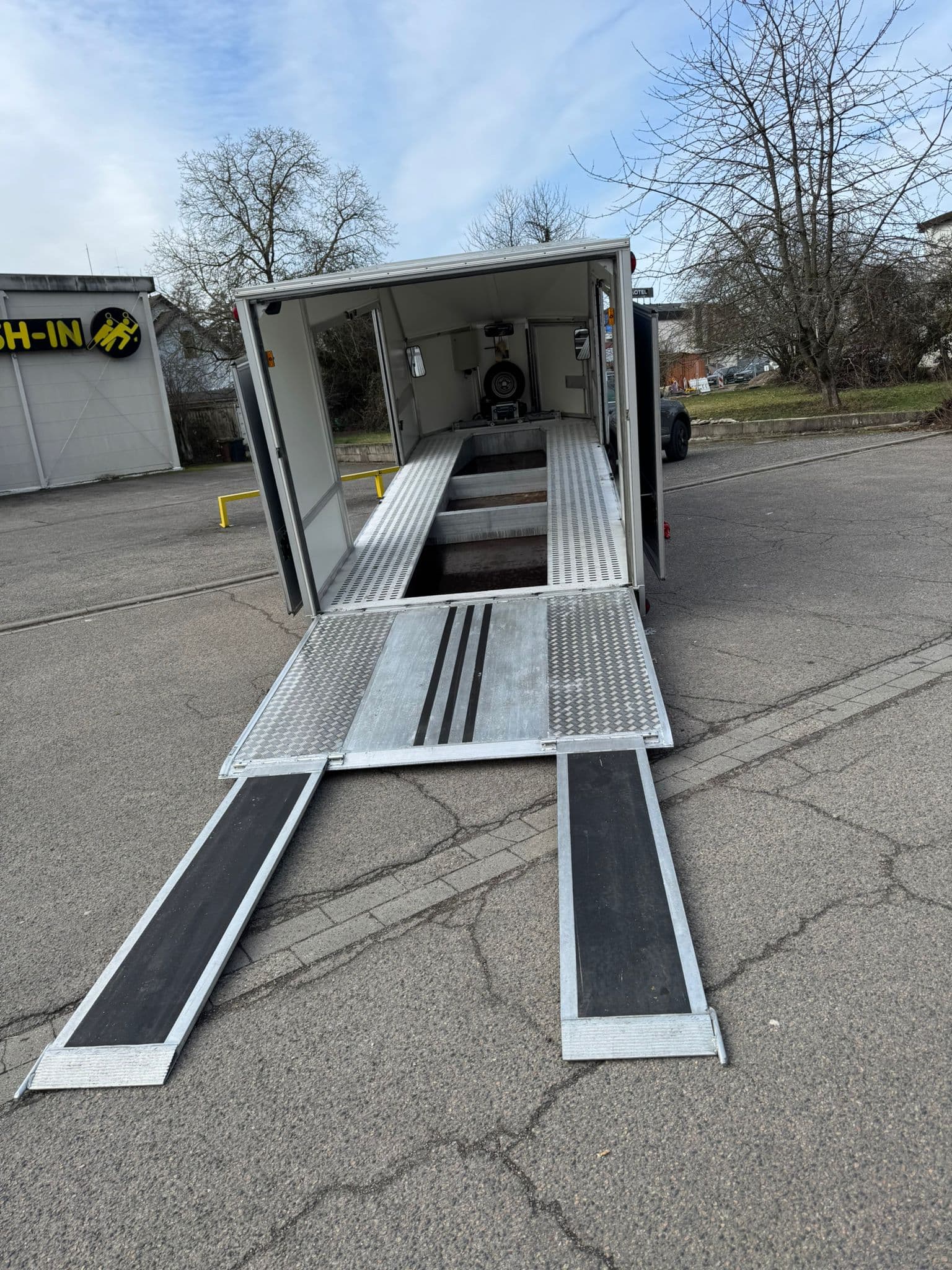 Geschlossener Spezialanhänger für Fahrzeugüberführung – Ansicht 3